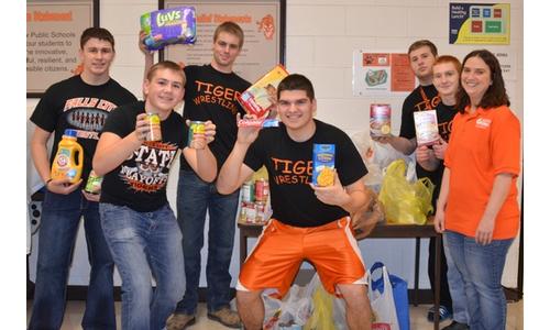 Falls City Wrestling Team Assists Food Pantry
