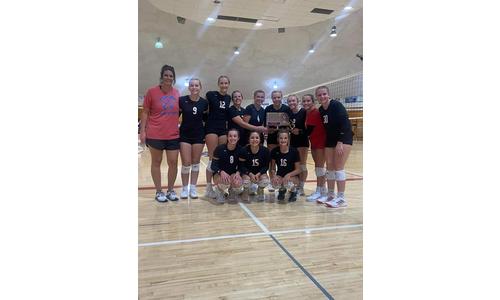 Hiawatha Volleyball Wins HIT for 4th Straight Season